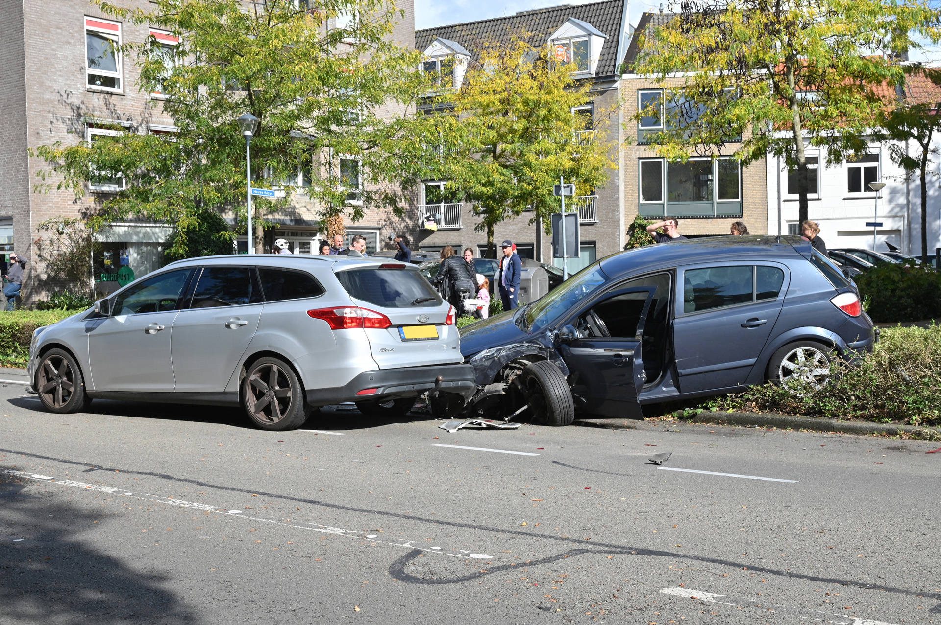 Gewonde en aanhouding na incident met meerdere beschadigde voertuigen