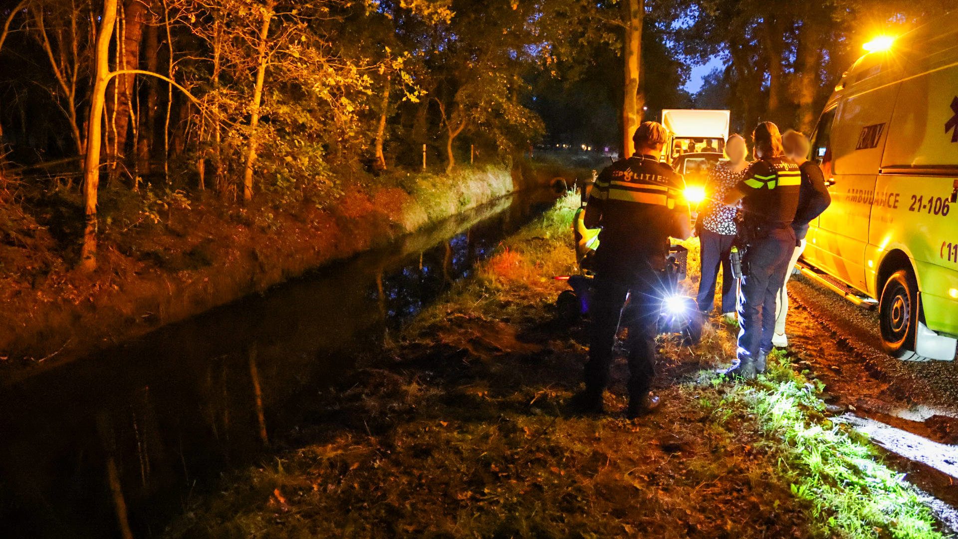 Scootmobieler raakt te water, omstanders schieten te hulp