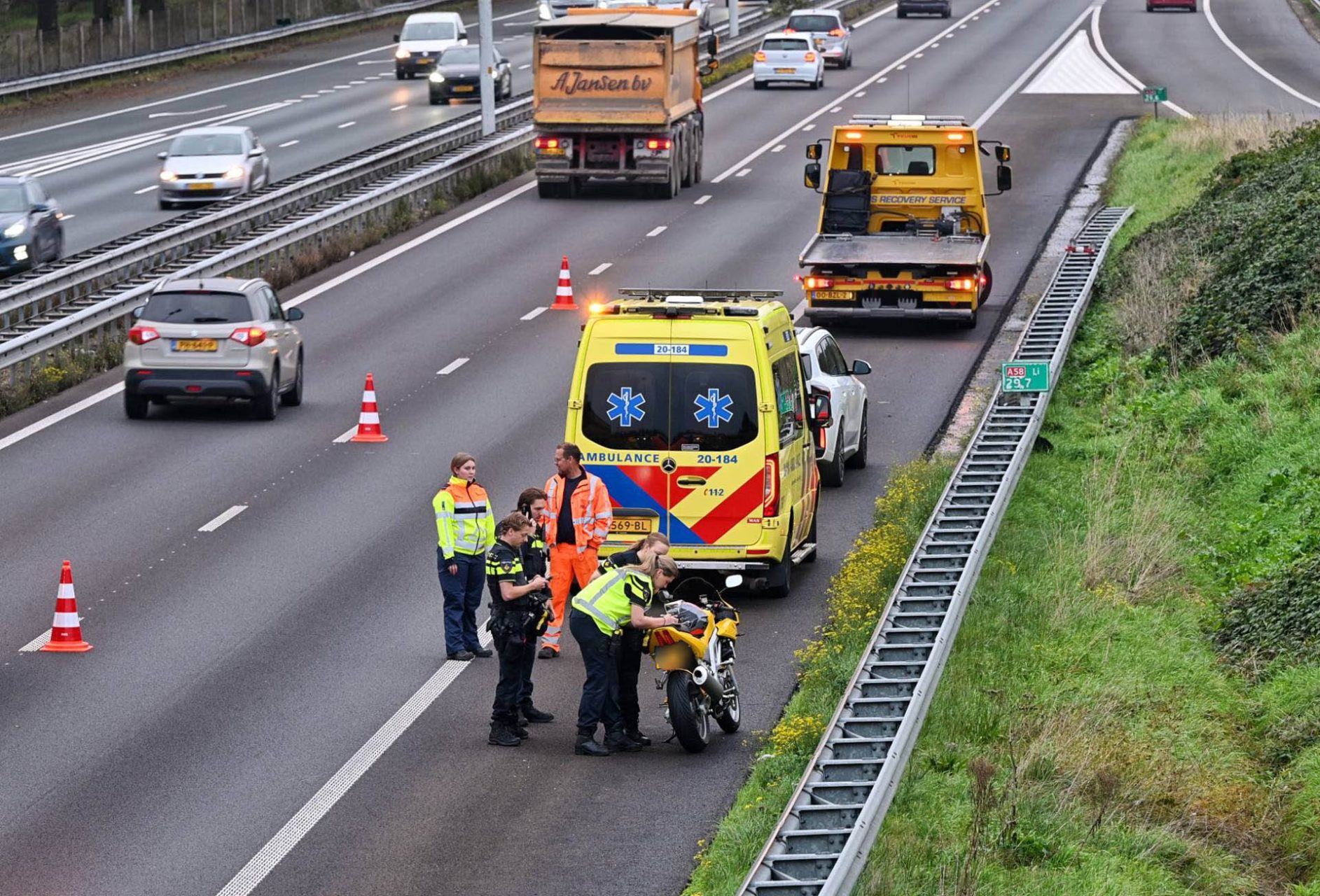 Motorrijder gewond bij botsing met auto op snelweg