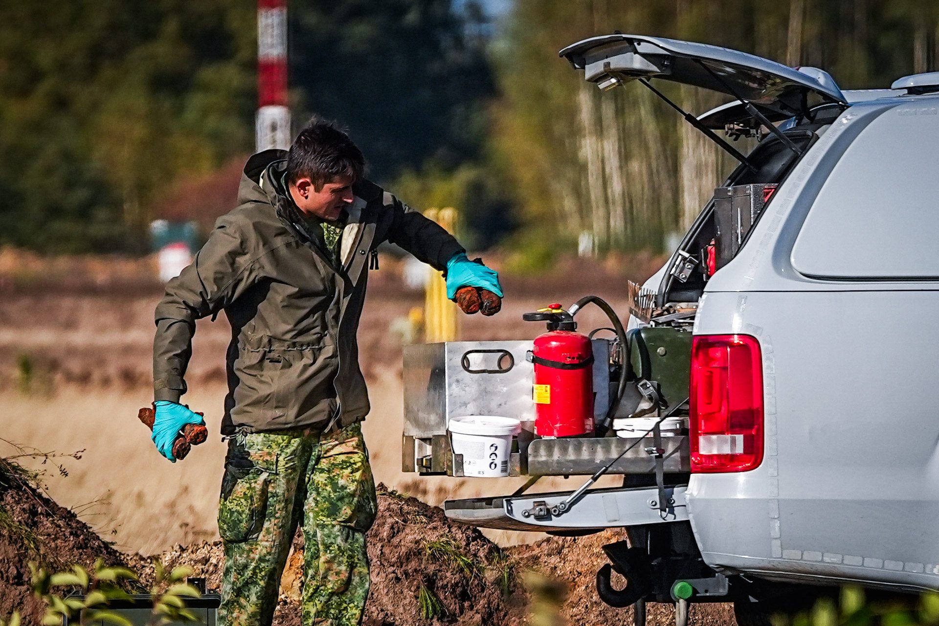 EOD vindt nog eens vijftien verdachte voorwerpen naast landingsbaan
