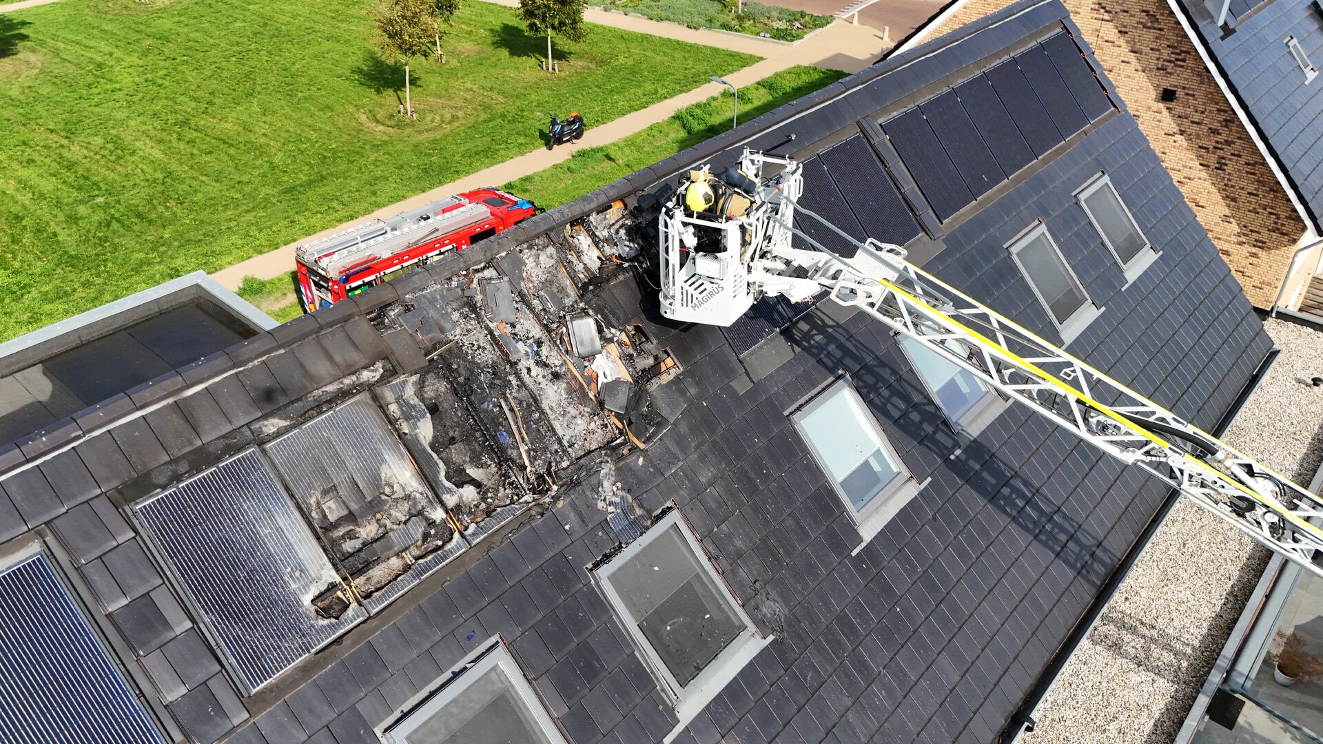Zonnepanelen zwaar beschadigd bij woningbrand