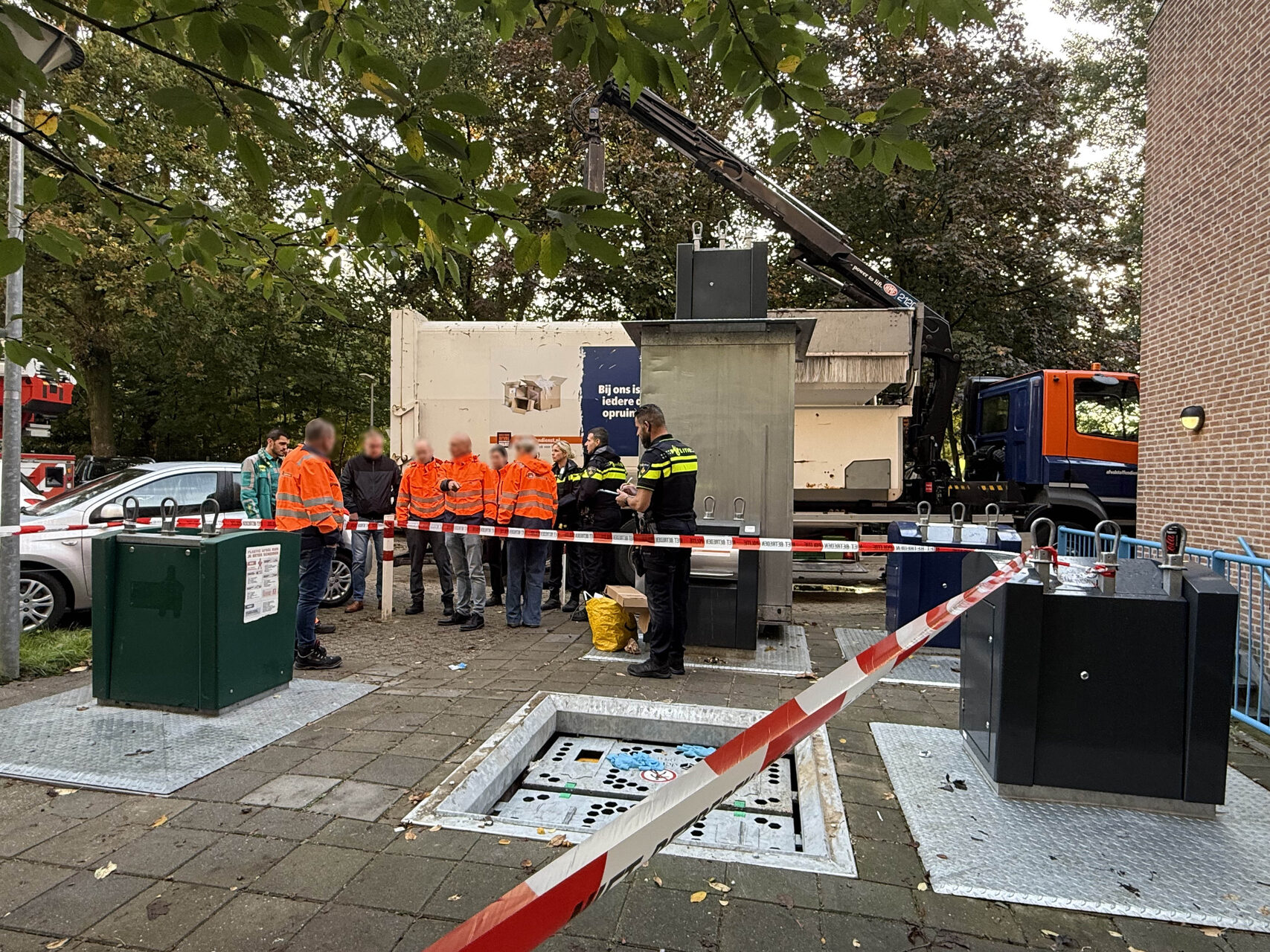 Oudere man valt drie meter diep in gat van ondergrondse container