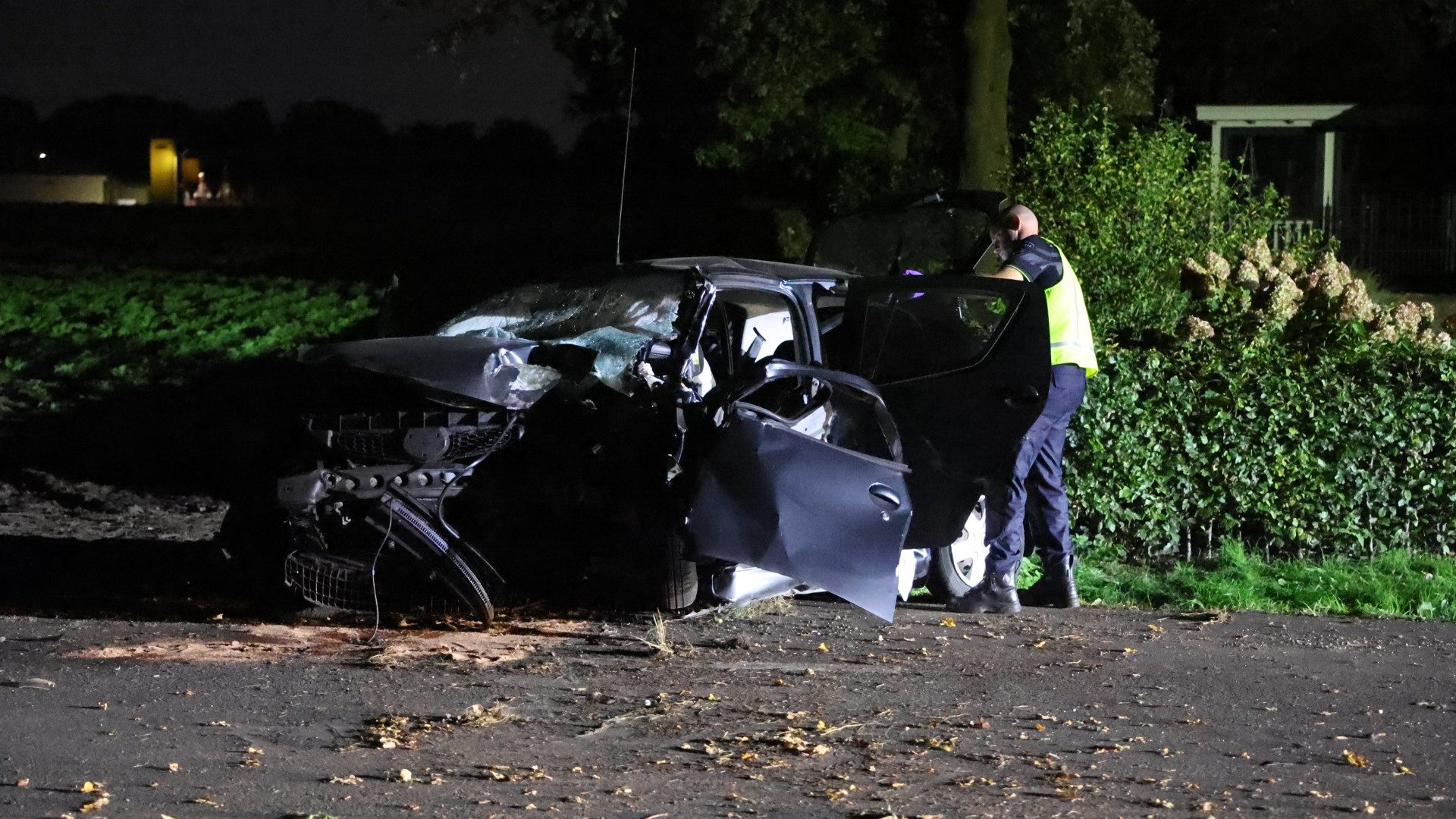 Auto botst tegen boom, slachtoffer per traumahelikopter naar ziekenhuis