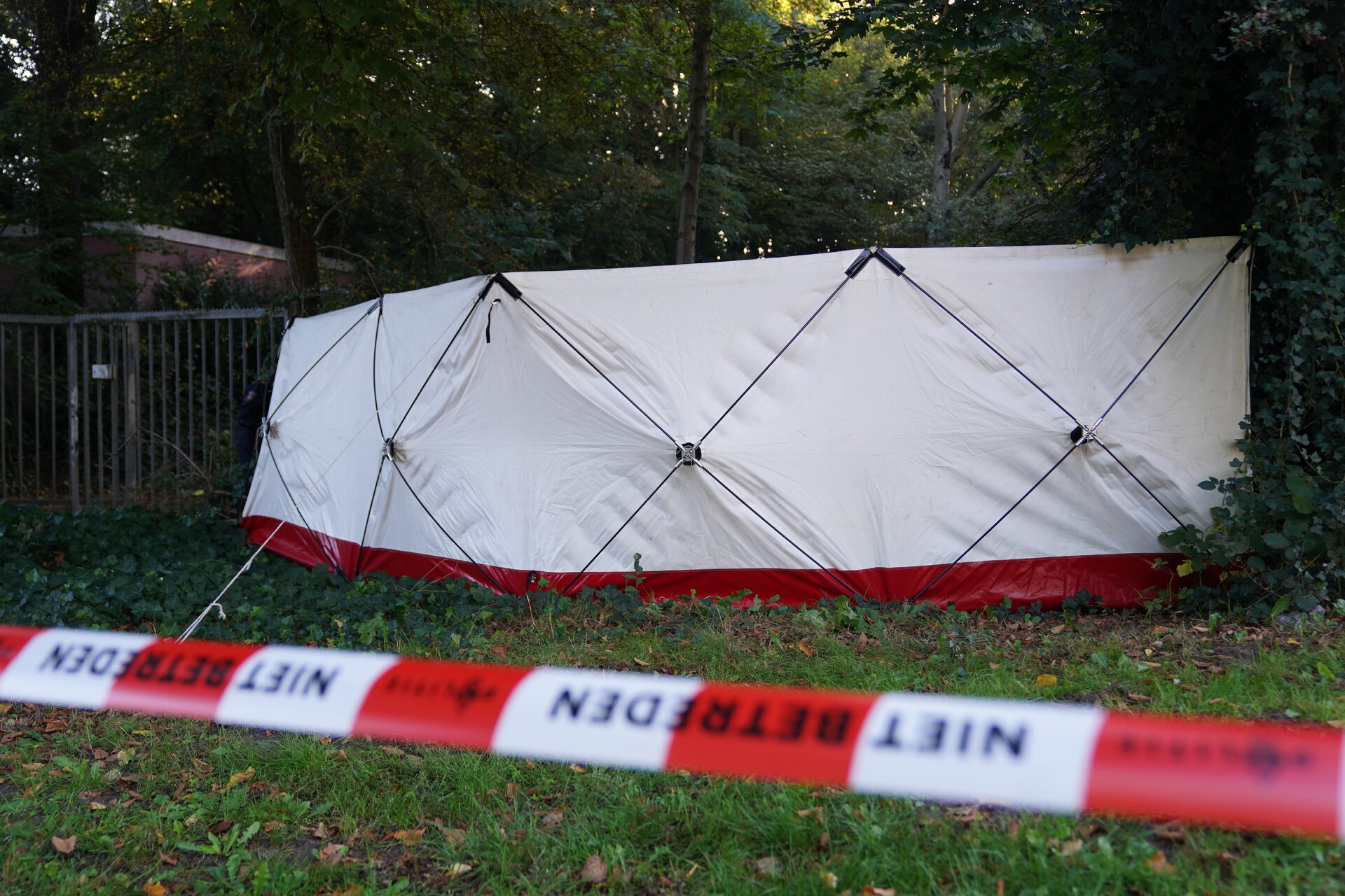 Overleden persoon aangetroffen, politie doet onderzoek
